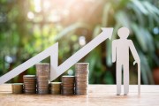 如何知曉基金分類中的A類C類區(qū)別？A類C類在投資選擇上有何不同？