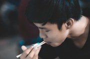 飯錢游戲免費游戲——一窺當代年輕人的生活現(xiàn)狀，飯錢游戲，年輕人的現(xiàn)實生活反映
