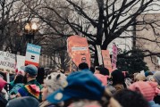 勢均力敵！最新民調(diào)：哈里斯對特朗普的領(lǐng)先優(yōu)勢縮小