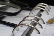 AI眼鏡：分析師稱(chēng)目前Ray-Ban Meta智能眼鏡在2024Q2~Q3出貨量已達(dá)100萬(wàn)副