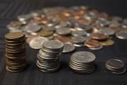 如何進行貨幣兌換的操作？這些操作方法對資金流動有何影響？
