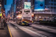 【美股】納指收跌4%創(chuàng)2022年9月以來最大跌幅，特斯拉重挫15%距高點(diǎn)已腰斬