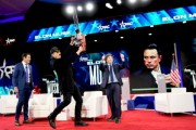 阿根廷總統(tǒng)米萊贈送馬斯克電鋸：對付官僚主義就用它！