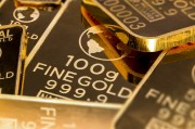 國際金價上周每盎司回調近100美元 現在該“買”還是“賣”？金價波動上“熱搜”