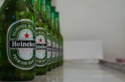 飛天茅臺(tái)散瓶跌破2300還沒(méi)止跌，原箱2365元，茅臺(tái)先穩(wěn)股價(jià)超30億元首次回購(gòu)