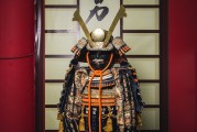 鎧甲勇士，自由戰(zhàn)神是一款由日本萬(wàn)代南夢(mèng)宮公司研發(fā)并發(fā)行的動(dòng)作冒險(xiǎn)類(lèi)手游。在游戲中，玩家將扮演鎧甲勇士，在多元化的關(guān)卡中擊敗各種強(qiáng)大的敵人，并收集和培養(yǎng)角色的裝備、技能等元素，提升自己的戰(zhàn)斗力。，鎧甲勇士，自由戰(zhàn)神