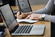 剖析在進(jìn)行數(shù)據(jù)分析時(shí)如何利用 Analytics 網(wǎng)站流量，Analytics 網(wǎng)站流量，數(shù)據(jù)驅(qū)動(dòng)的分析和優(yōu)化策略