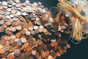如何在市場波動中理解黃金和白銀的價值變動？這些變動背后的經(jīng)濟因素有哪些？