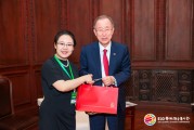 潘基文向蔡磊贈送人參，蔡磊期待未來與潘基文中心攜手攻克漸凍癥