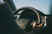 如何安全拆卸邁銳寶車型的手套箱？這種拆卸對車輛內(nèi)部安全有何影響？