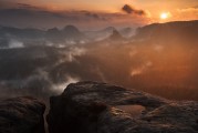 免費下載恐龍游戲，你的冒險旅程從此開始，發(fā)掘失落的王國，海量恐龍游戲等待你下載！