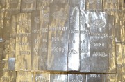 國(guó)際金價(jià)再創(chuàng)新高，水貝市場(chǎng)576元/克價(jià)格逼近前期高點(diǎn)！金條商家稱當(dāng)前價(jià)位“不好把握是該買(mǎi)還是該賣”