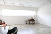 如何進(jìn)行墻紙貼飾以美化居住空間？這種裝飾技巧對家居風(fēng)格有何影響？