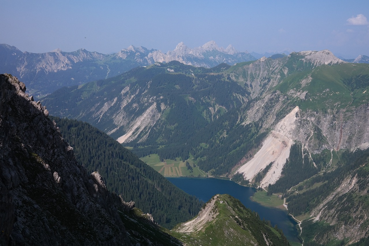 夢魘之境——山體滑坡的驚懼與思考，山體滑坡的驚懼與思考，夢魘之境的挑戰(zhàn)