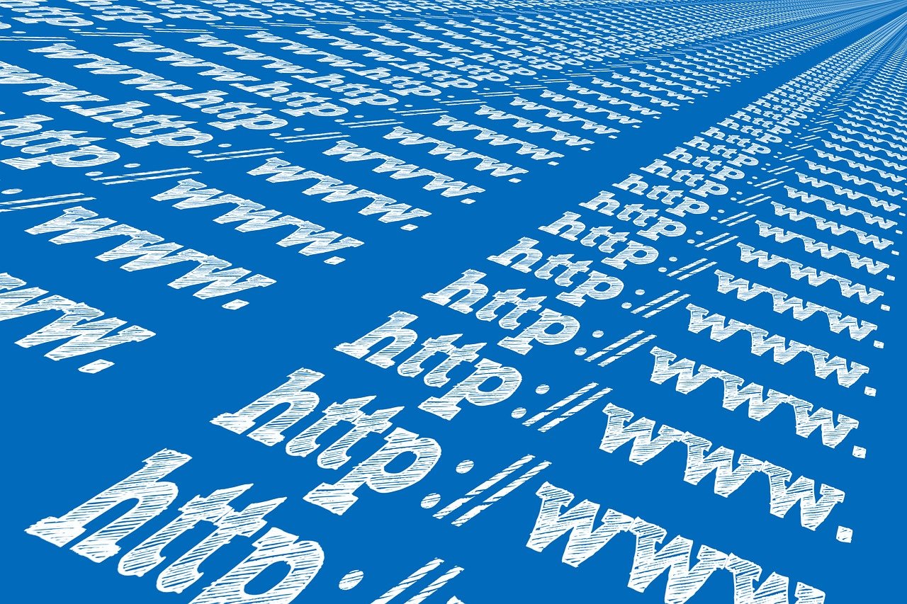 PHP作為一種腳本語言，在Web開發(fā)中占據(jù)了重要地位。它可以用來構(gòu)建動(dòng)態(tài)網(wǎng)頁，并且在許多開源項(xiàng)目中都有廣泛應(yīng)用。然而，對(duì)于許多人來說，學(xué)習(xí)如何使用PHP來搭建自己的網(wǎng)站可能是一個(gè)相對(duì)復(fù)雜的任務(wù)。