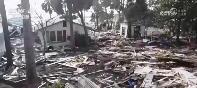 至少90人死亡，仍有240萬用戶斷電，美國損失預(yù)計上千億美元！“就像被炸彈炸過”