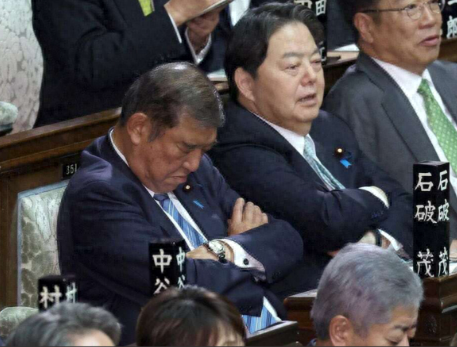 日本政府回應(yīng)石破茂選舉時(shí)“打瞌睡”，有網(wǎng)民不買賬：這是在瀆職