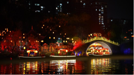 水上苗鄉(xiāng)數(shù)字夜游，光峰科技以崖壁為幕打造光影世界