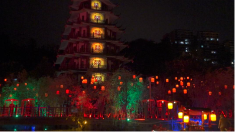 水上苗鄉(xiāng)數(shù)字夜游，光峰科技以崖壁為幕打造光影世界
