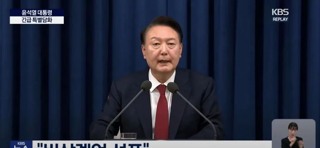 深夜！韓國(guó)亂了！國(guó)會(huì)前出現(xiàn)沖突，戒嚴(yán)司令部發(fā)聲！三星電子、韓元暴跌！