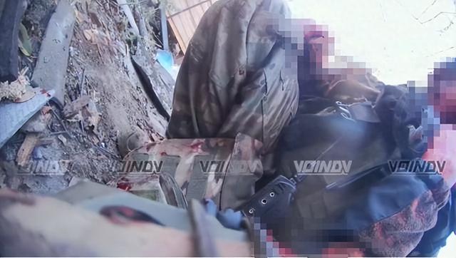 俄媒：普京向在近身肉搏戰(zhàn)中打敗烏軍士兵的俄軍士兵授予“俄羅斯英雄”稱號