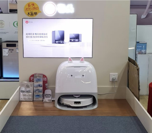年輕人追捧“電子年貨”！掃地機(jī)器人熱銷，科技感與煙火氣交融｜新春走基層