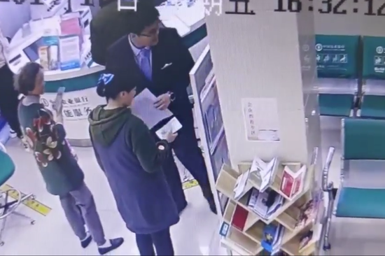 讓農(nóng)行員工不下班也要等的人，究竟是……