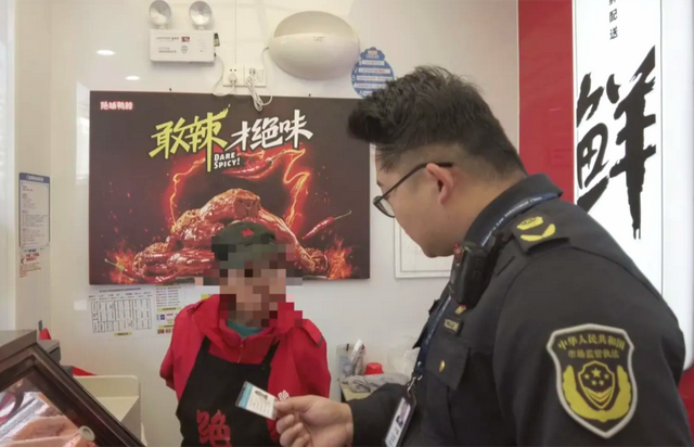 “絕味鴨脖”西昌門(mén)店偽造健康證追蹤：涉事門(mén)店系加盟商已停業(yè)整改，客服稱絕味食品排查全國(guó)門(mén)店