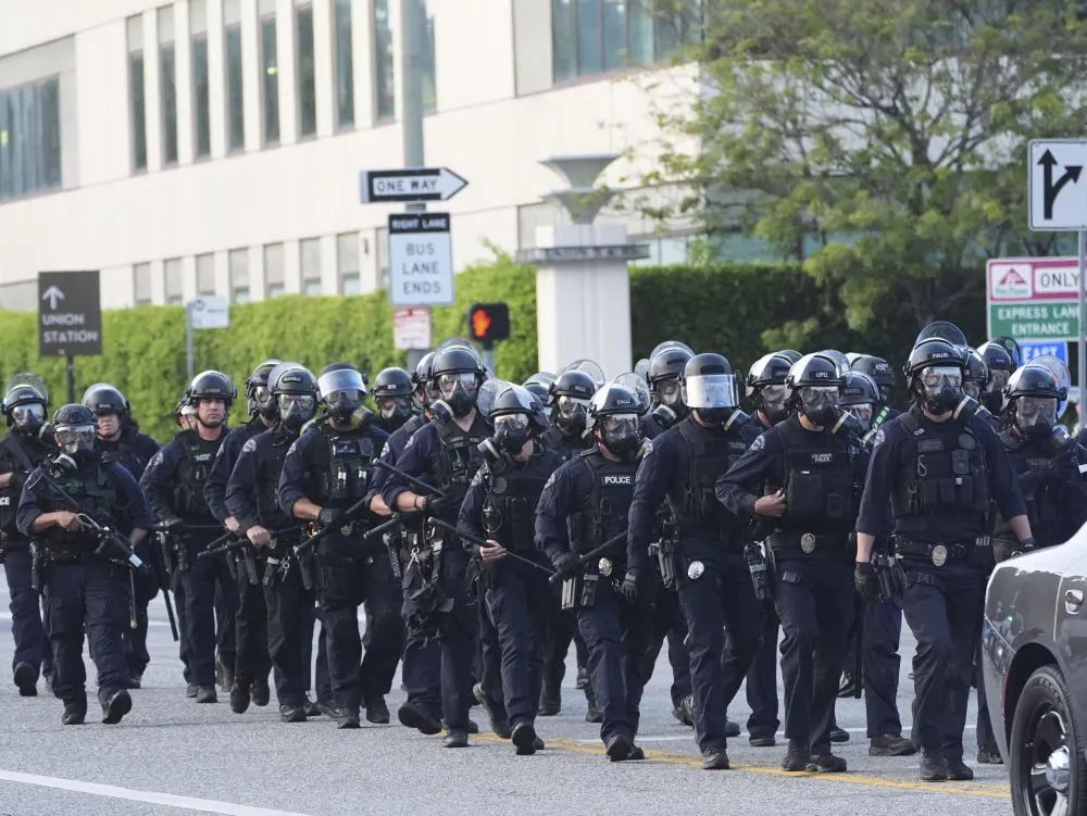 洛杉磯亂了！“美國現(xiàn)役海軍陸戰(zhàn)隊(duì)正高度戒備”