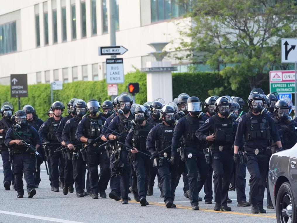 洛杉磯亂了！特朗普下令部署國民警衛(wèi)隊(duì) 防長稱或出動軍隊(duì)