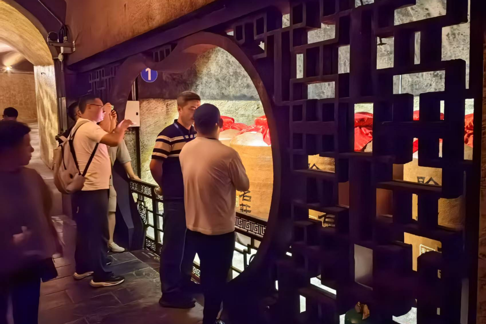 宇通重工特種裝備事業(yè)部一行走進賒店酒鄉(xiāng)小鎮(zhèn)