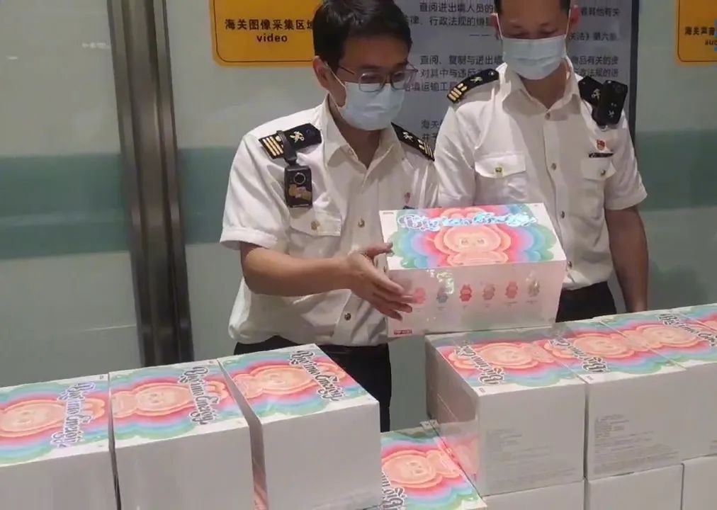 2人帶144個泡泡瑪特玩偶入境，被海關(guān)查獲！