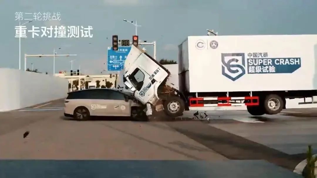 i8“碰撞門”炸鍋！理想主義墜落時刻？